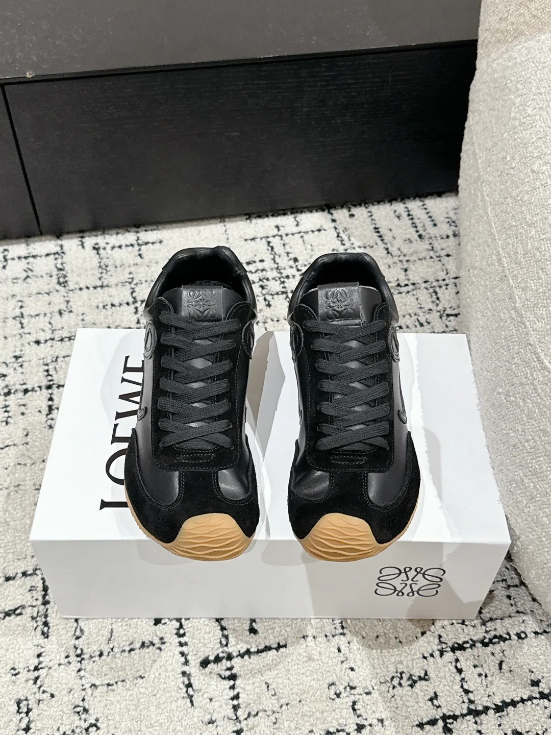 👟👟Ex-factory price 620👟👟 #couples model Top version LOEWE 25/ Latest catwalk model Ballet Runner 2.0. Couple model Ballet Casual Sports Shoes Moral Training Shoes Forrest Gump Shoes Original purchase and development Production Fabric matching Repeated selection of materials Nylon and calfskin leather sneakers featuring an asymmetric toe design, sock-like internal construction, and lightweight rubber outsole extending to the toe. ✔️Fabric: original customized imported first-layer cowhide ✔️Lining: imported soft sheepskin + mesh lining ✔️Sole: original molded anti-slip rubber material ✔️Sole thickness: increased by 2.5CM ✔️Size: #35-45 (45 for women, 45 for men, custom-made, non-refundable)